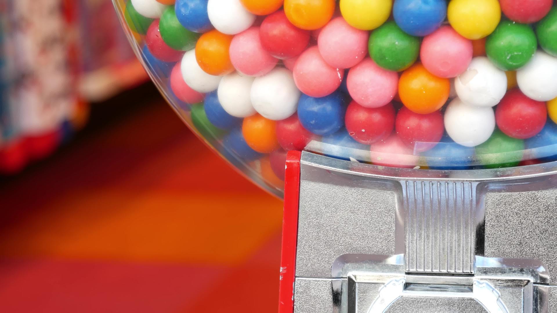 彩色口香糖在美国经典自动售货机中视频的预览图