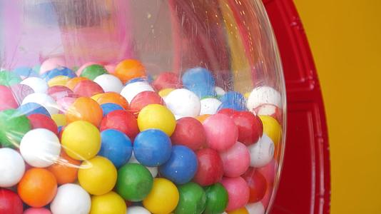 彩色口香糖在美国经典自动售货机中视频的预览图