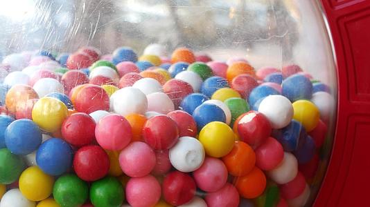 彩色口香糖多色泡泡糖在美国经典自动售货机视频的预览图