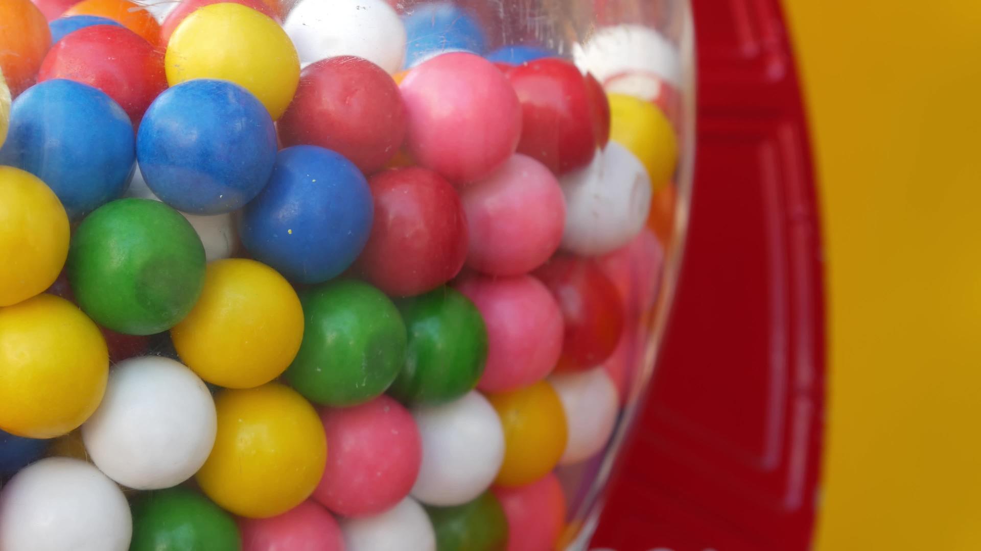 彩色口香糖和多色泡泡糖在美国经典自动售货机视频的预览图