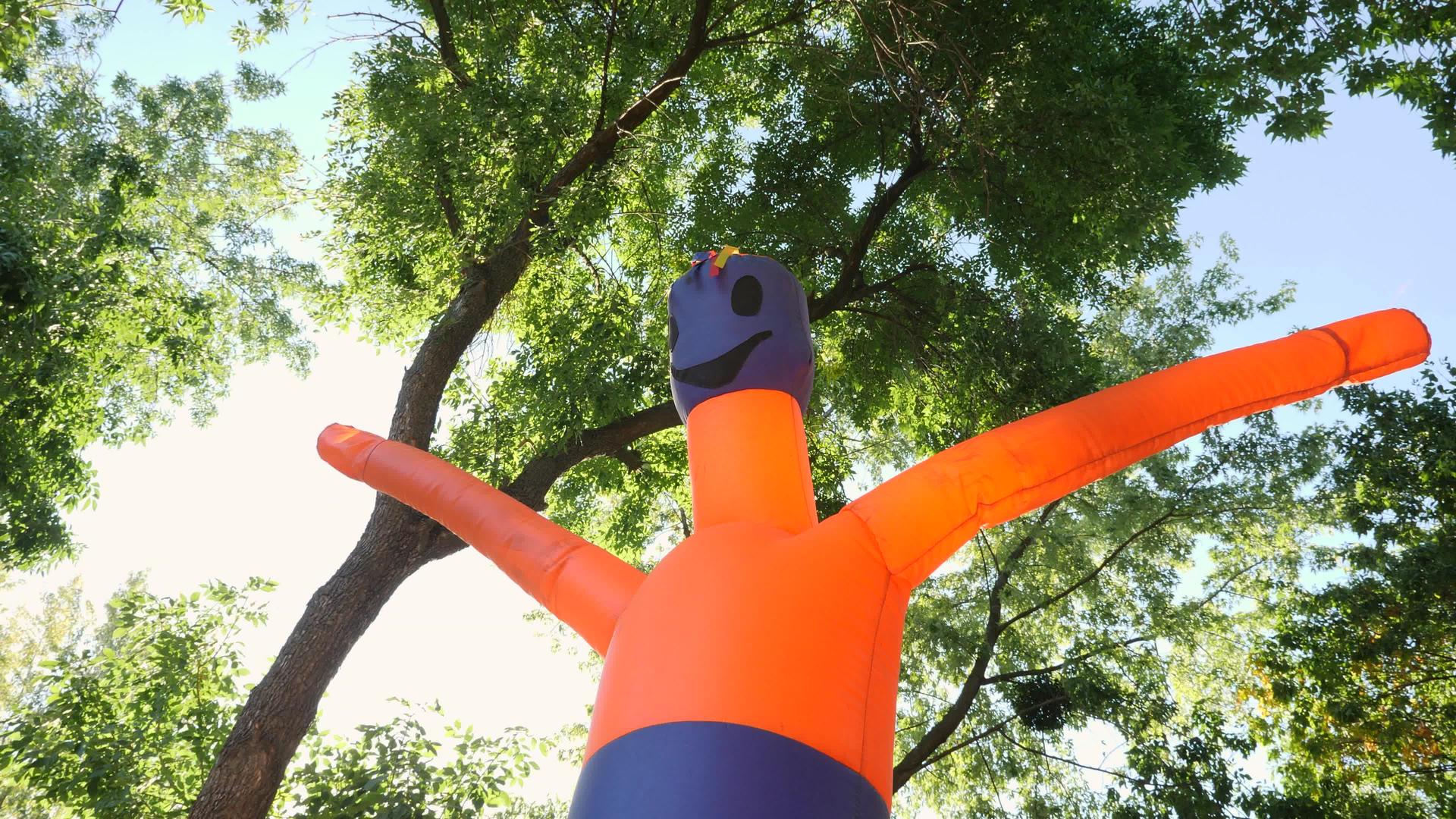 城市公园度过了万圣节橙色的充气人们挥舞着双臂视频的预览图