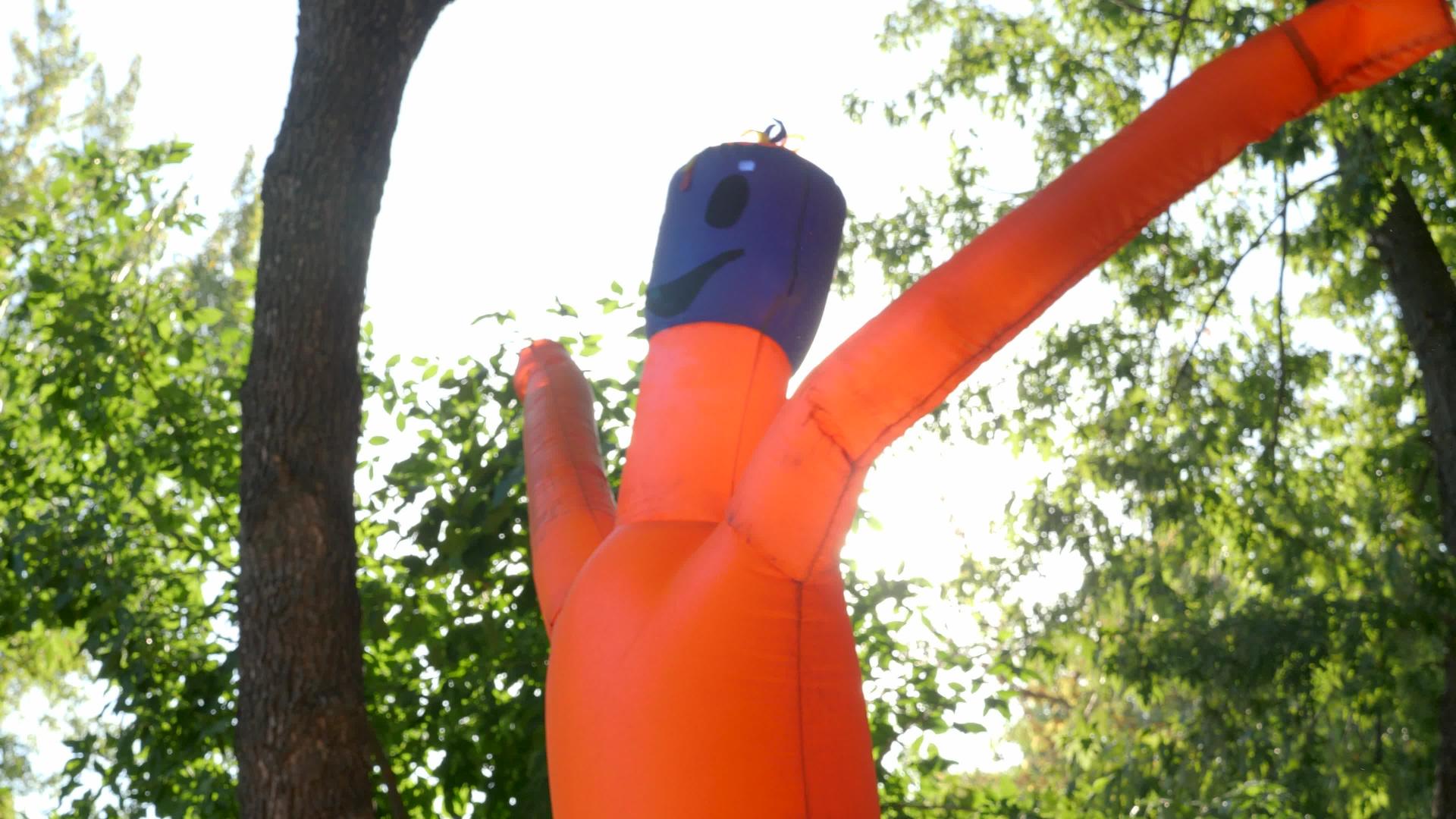 管理者挥舞双臂邀请他在城市公园度过万圣节假期视频的预览图