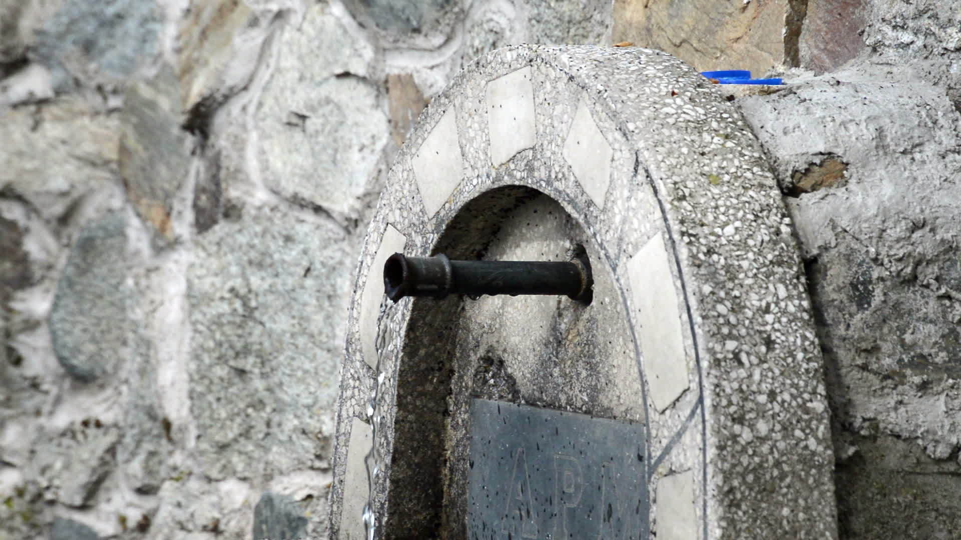 从金属管喷泉池流出的清冷水视频的预览图