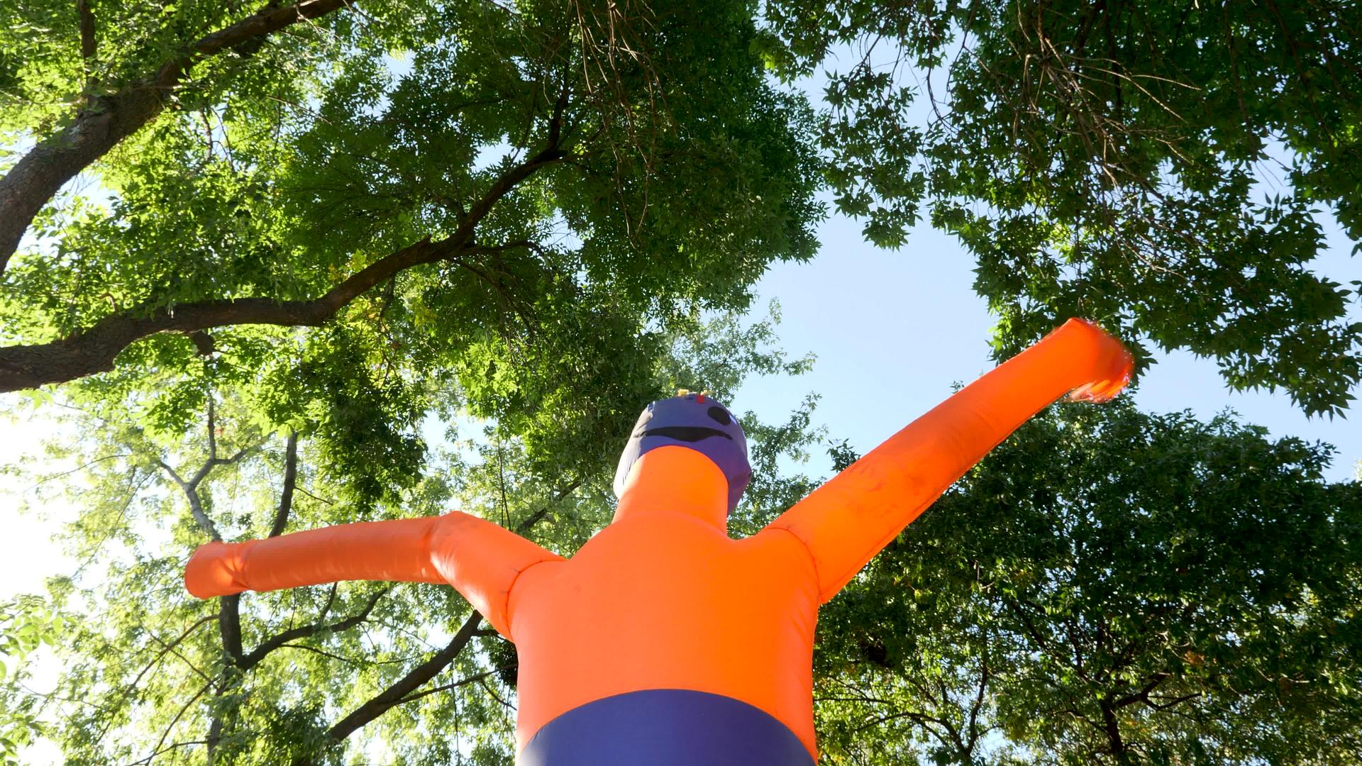 城市公园度过了万圣节橙色的充气人们挥舞着双臂视频的预览图