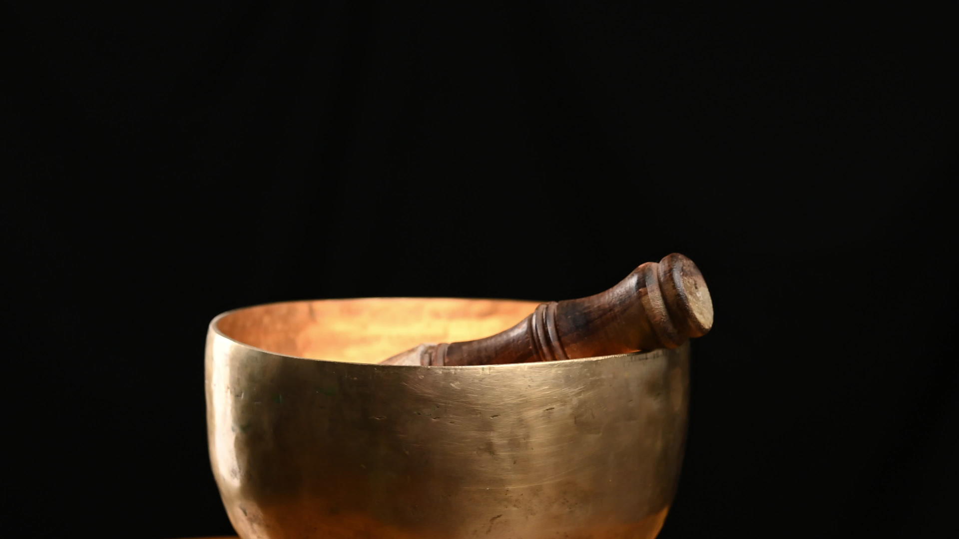提贝丹乐器用于冥想和替代药物在黑色背景上铜碗视频的预览图