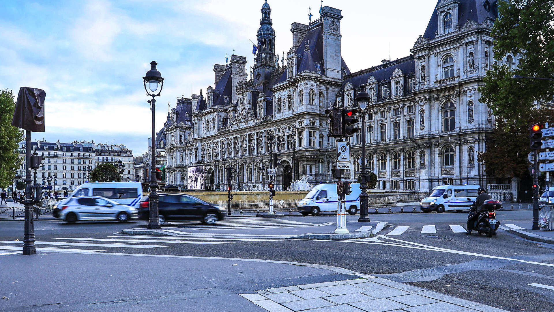 法国巴黎城市风光市政厅清晨实拍视频视频的预览图