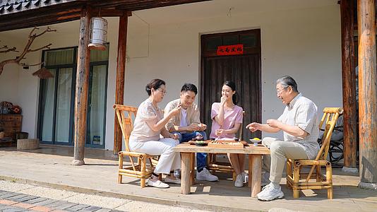 年轻夫妇陪父母喝茶聊天视频的预览图