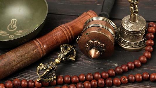 棕色木桌是一种用于冥想和替代药物的器具铜与木棍视频的预览图