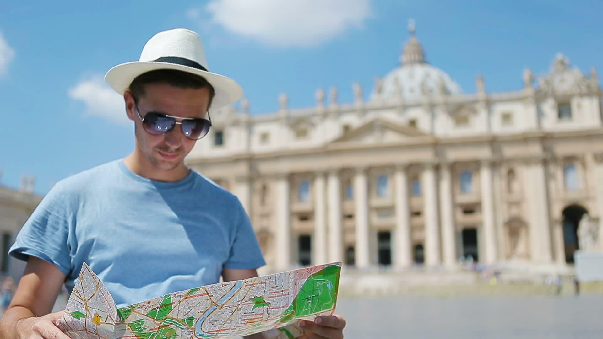 度假期间游客前往欧洲进行户外旅行并在节假日带上地图视频的预览图