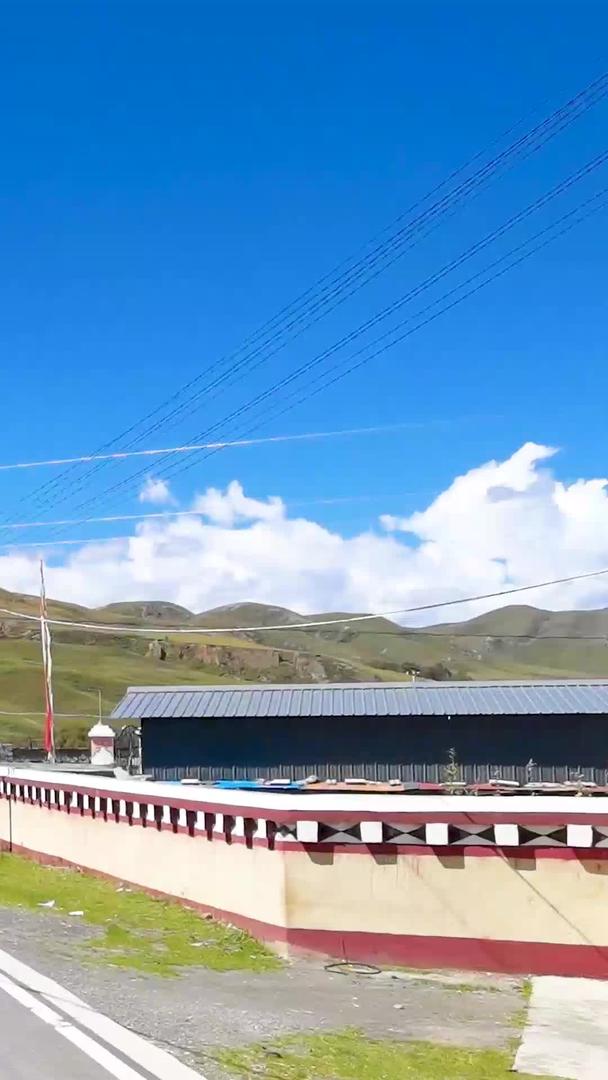 公路旅行在川藏线美景如画的道路上行驶视频的预览图