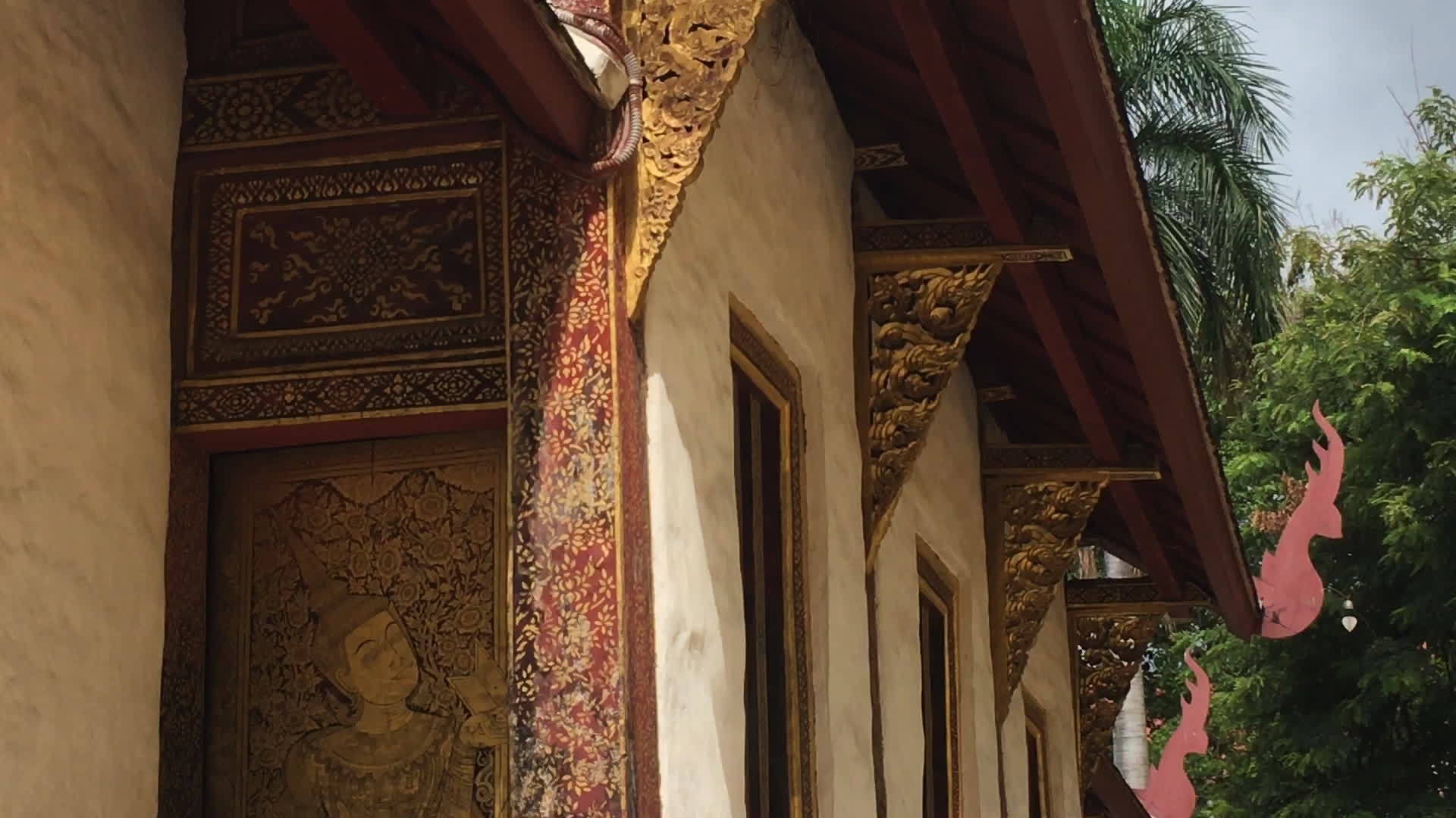 在PhraSingha走在公共寺庙里视频的预览图