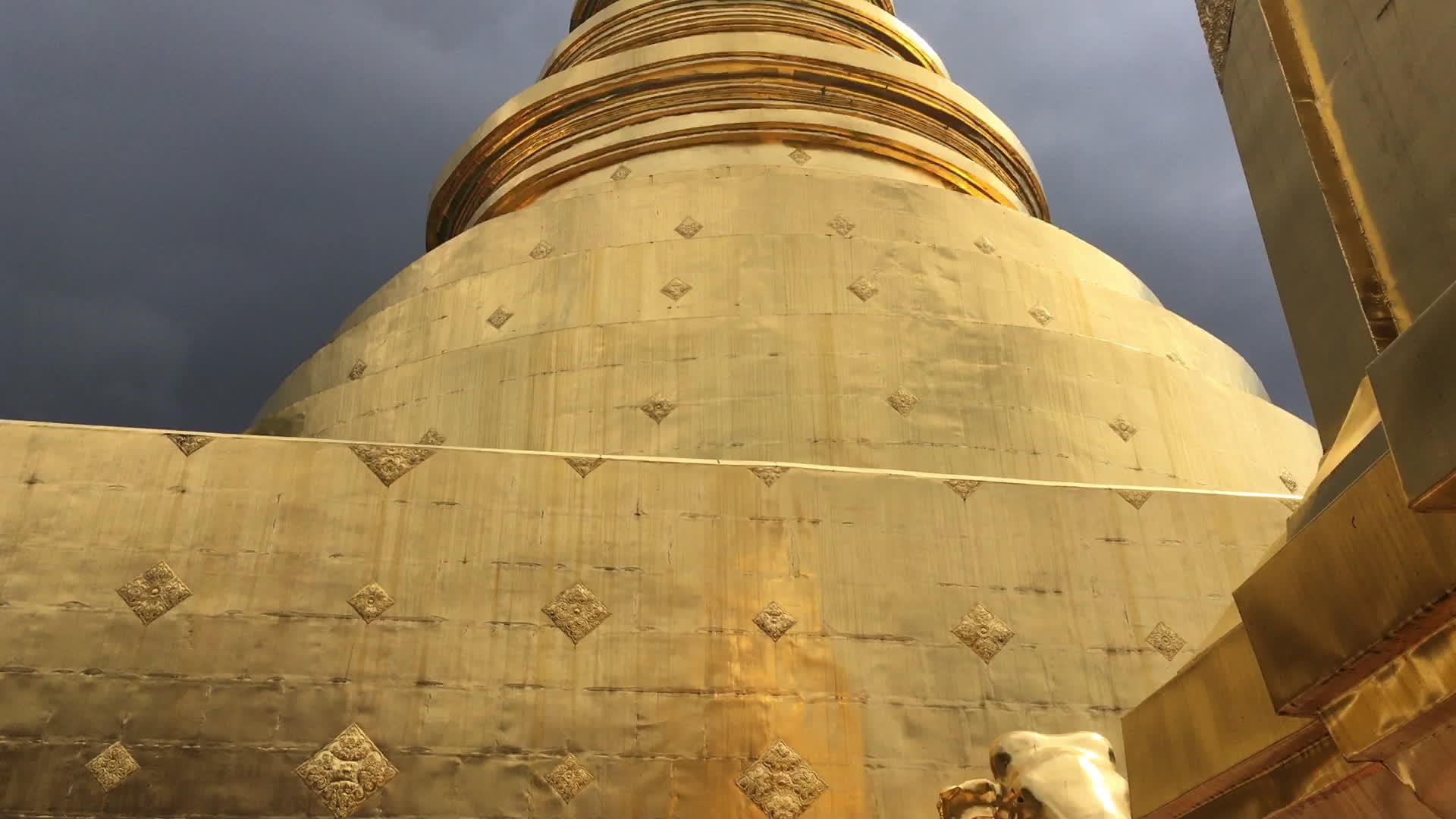 塔伊寺的金塔与普拉歌唱堂的金塔紧密相连视频的预览图