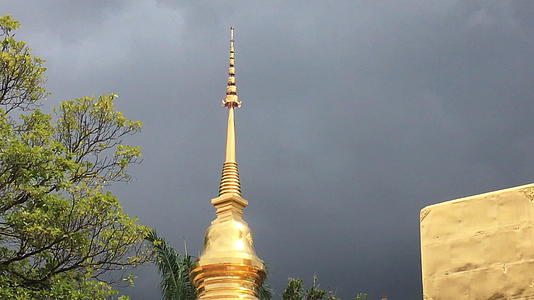 泰国寺庙金佛塔视频的预览图