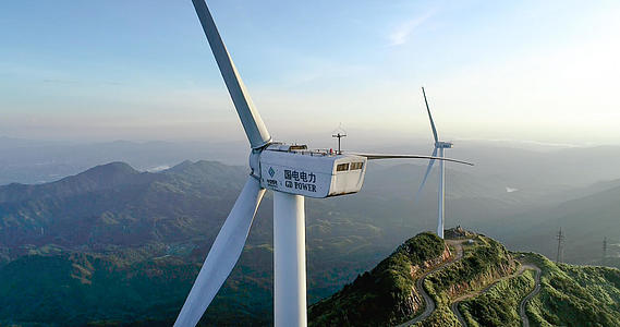 广东河源缺牙山风力发电机航拍4K视频的预览图