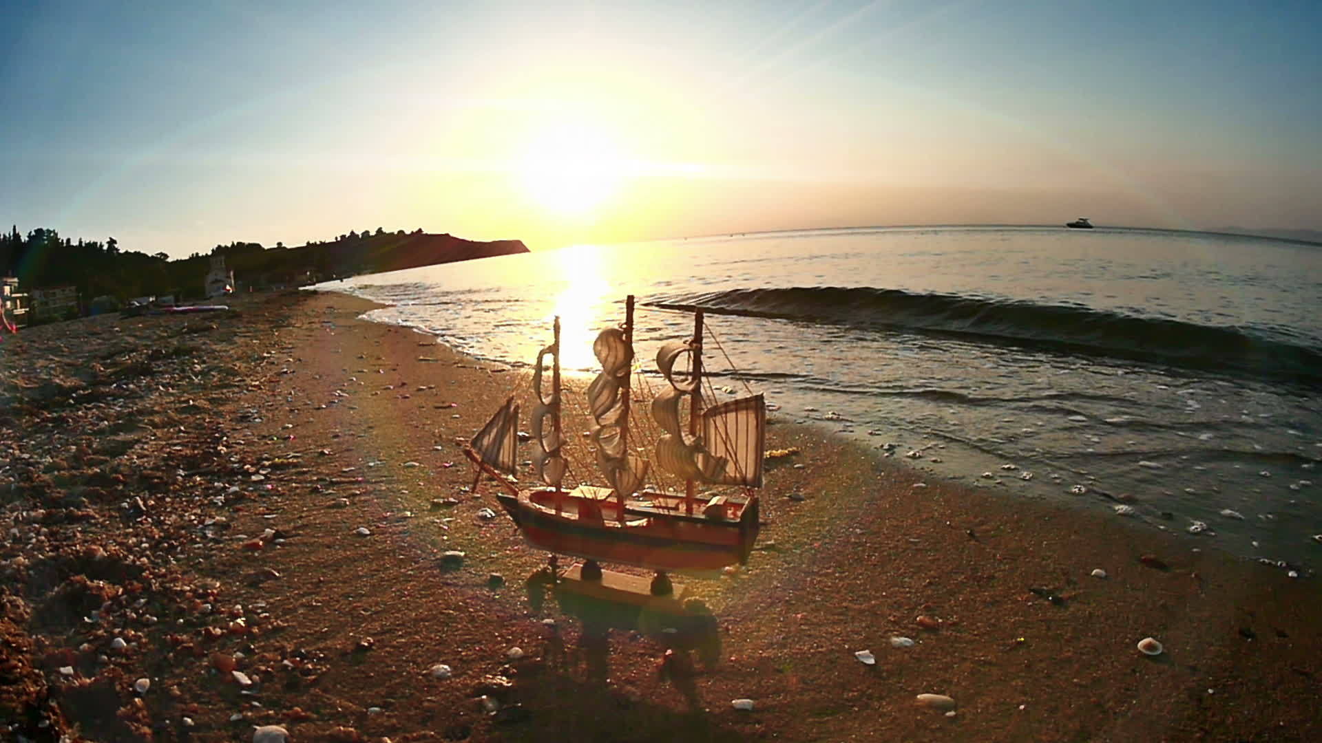 海滩边的老船视频的预览图