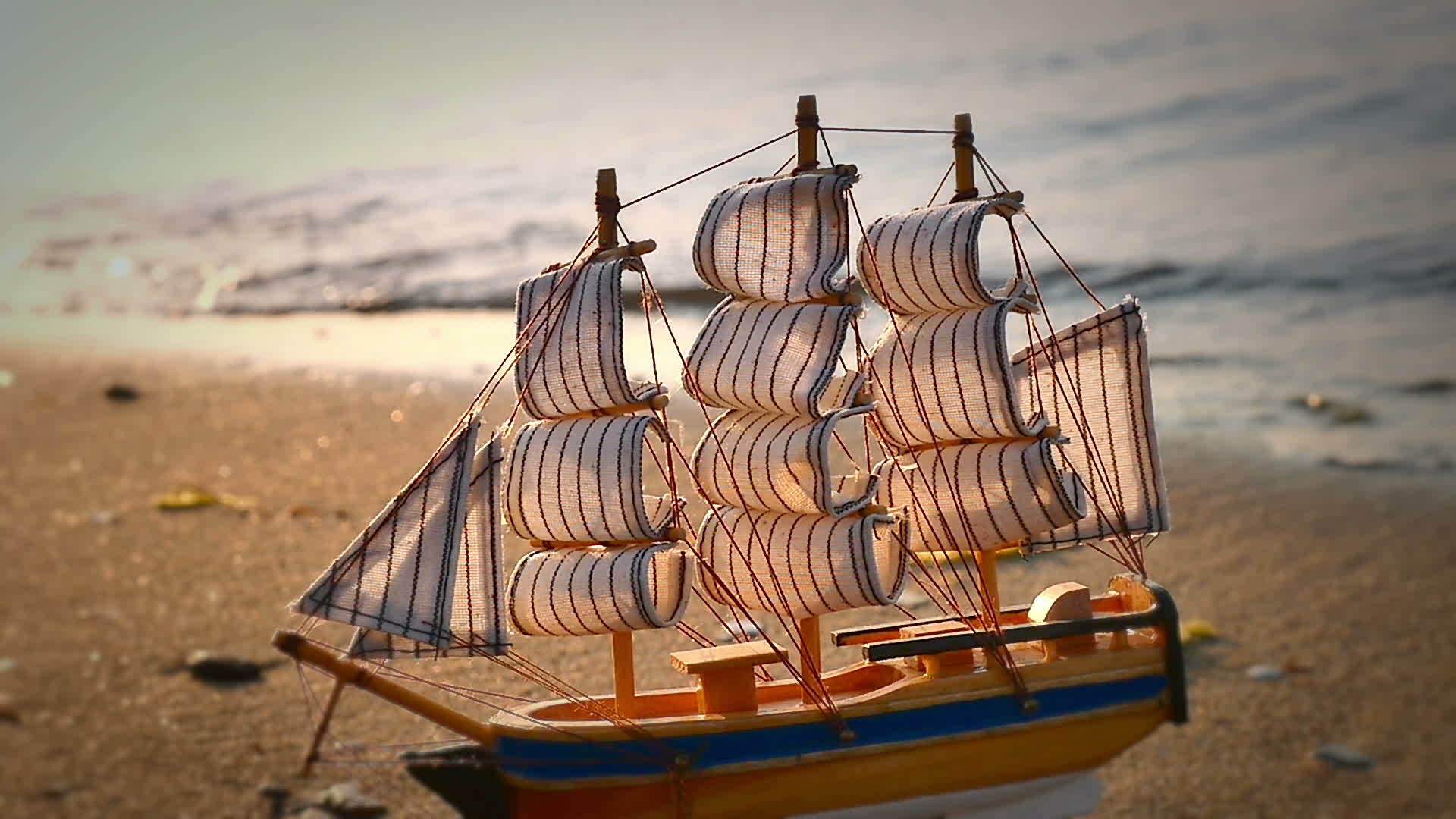 海滩边的老船视频的预览图