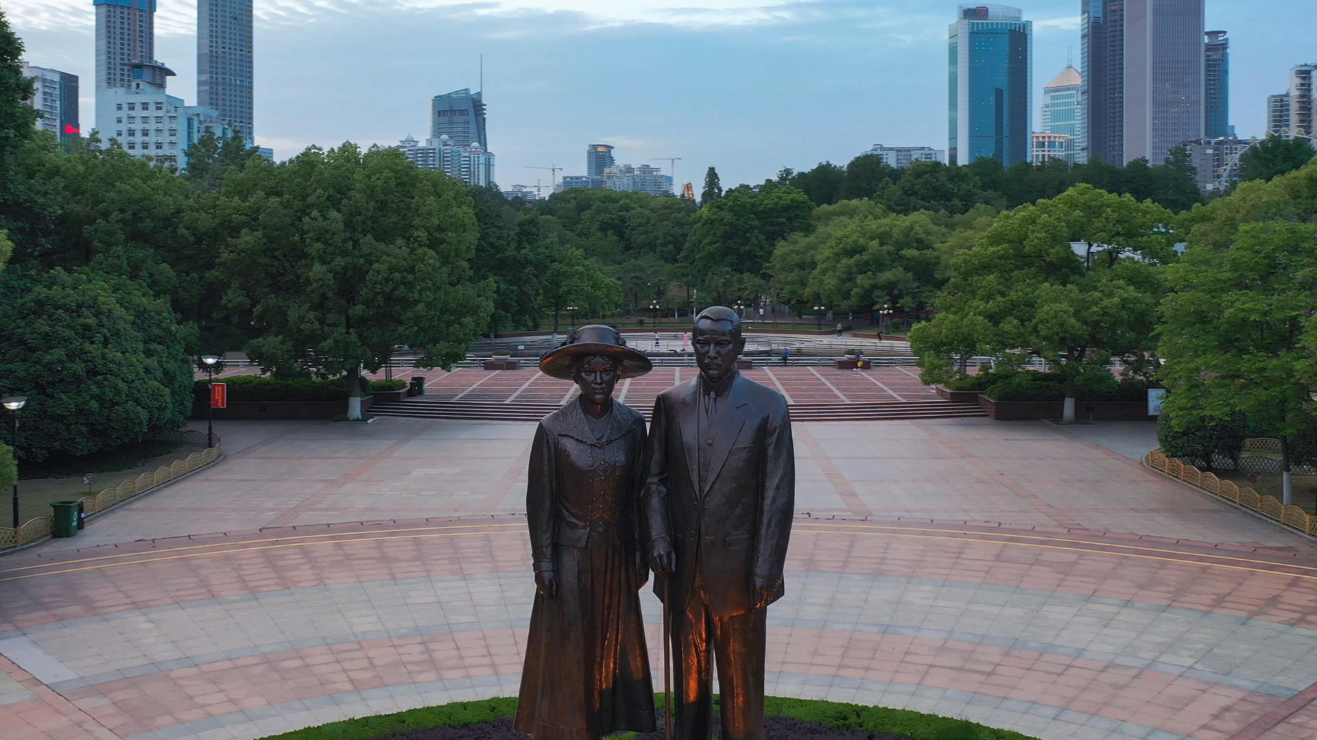 环绕航拍武汉辛亥革命纪念孙中山宋庆龄雕像广场素材视频的预览图