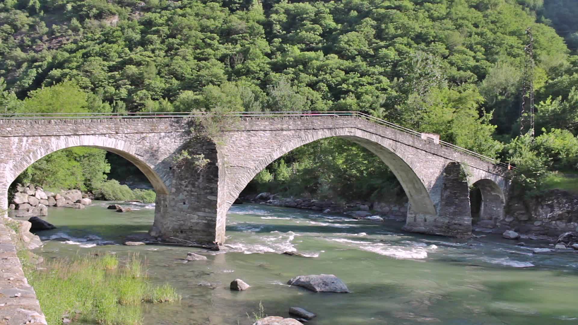 中世纪的石桥在阿纳德岛在多拉巴提亚河上视频的预览图