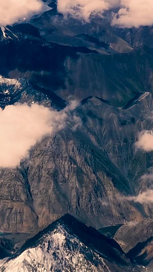 高空拍摄茫茫雪山和云海自然风光视频的预览图