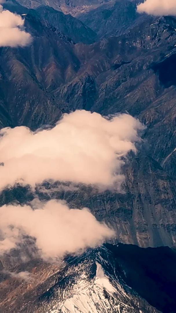 高空拍摄茫茫雪山和云海自然风光视频的预览图