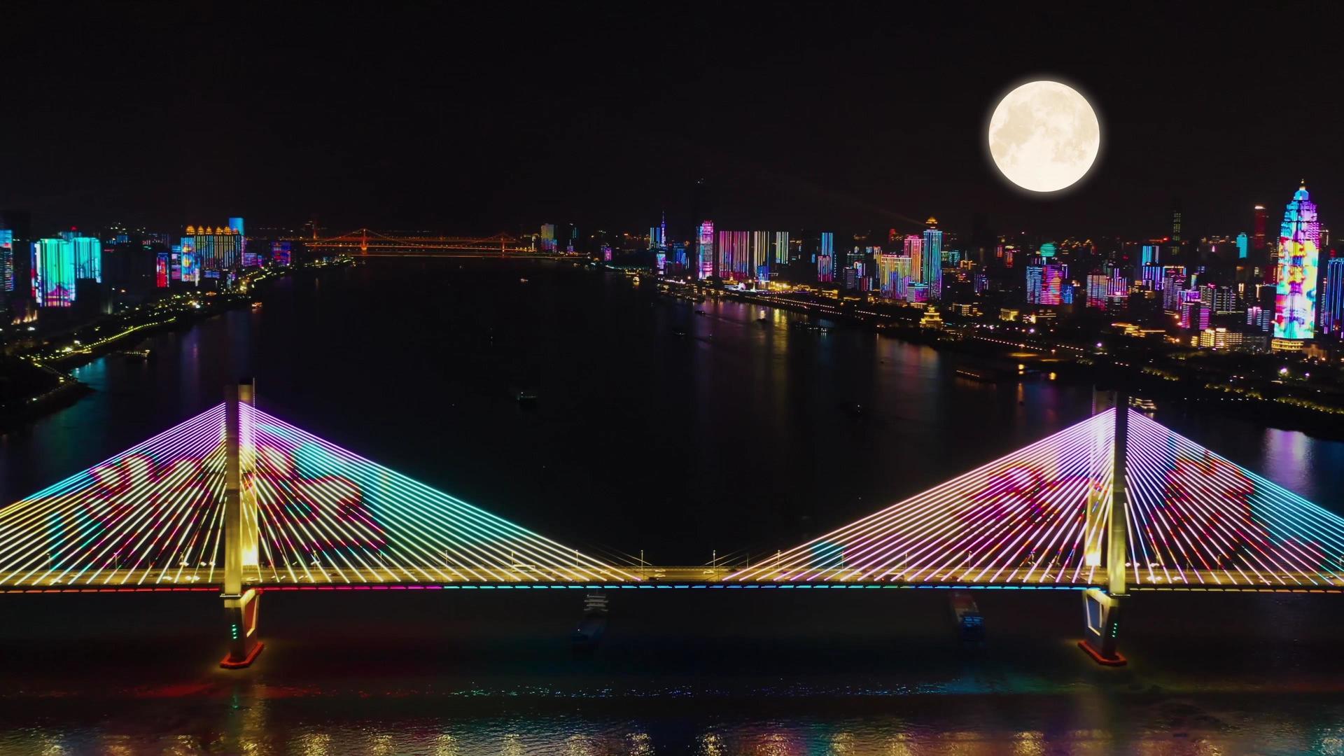 4K中秋团圆唯美月亮武汉城市长江灯光秀视频的预览图