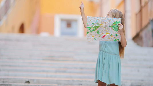 罗马街有旅游地图的可爱小女孩视频的预览图