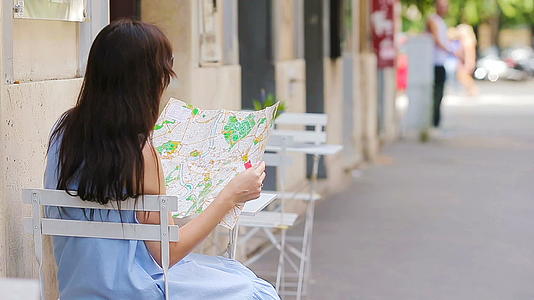 美丽的女人在意大利罗马看旅游城市地图视频的预览图
