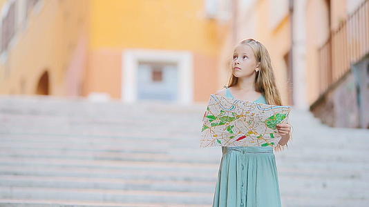 罗马街拿着旅游地图的可爱小女孩视频的预览图