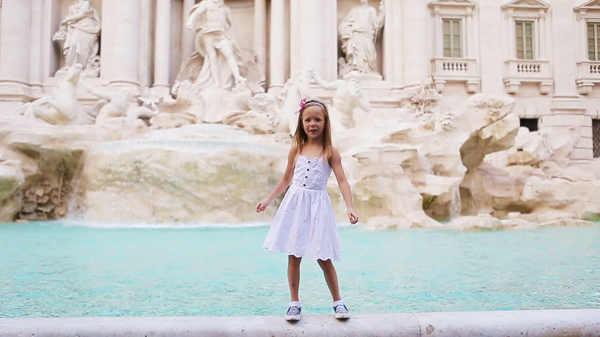 可爱的小女孩在特莱维喷泉快乐蹒跚学步视频的预览图