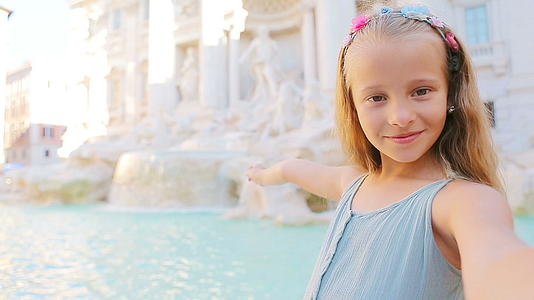 可爱的小女孩在特莱维喷泉自拍视频的预览图
