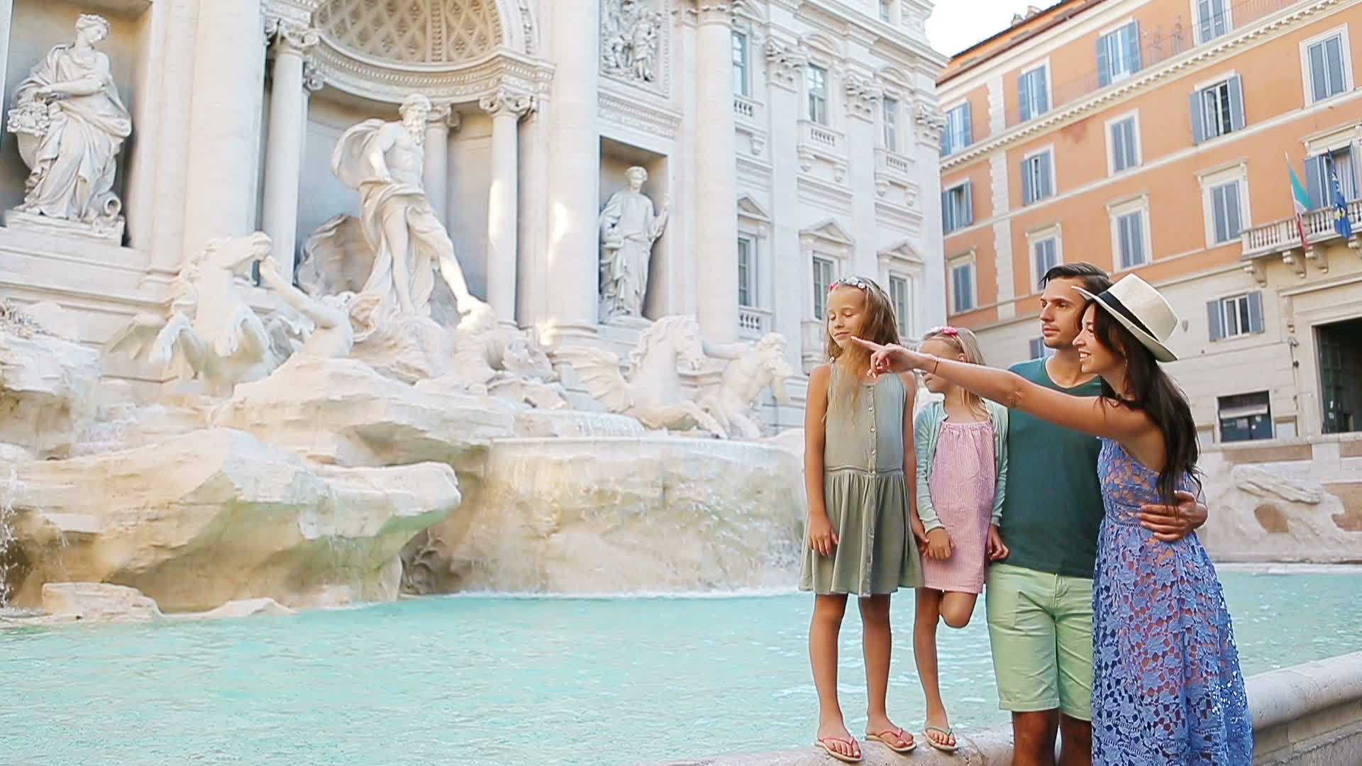 快乐的父母和孩子在欧洲享受意大利假日fontana视频的预览图