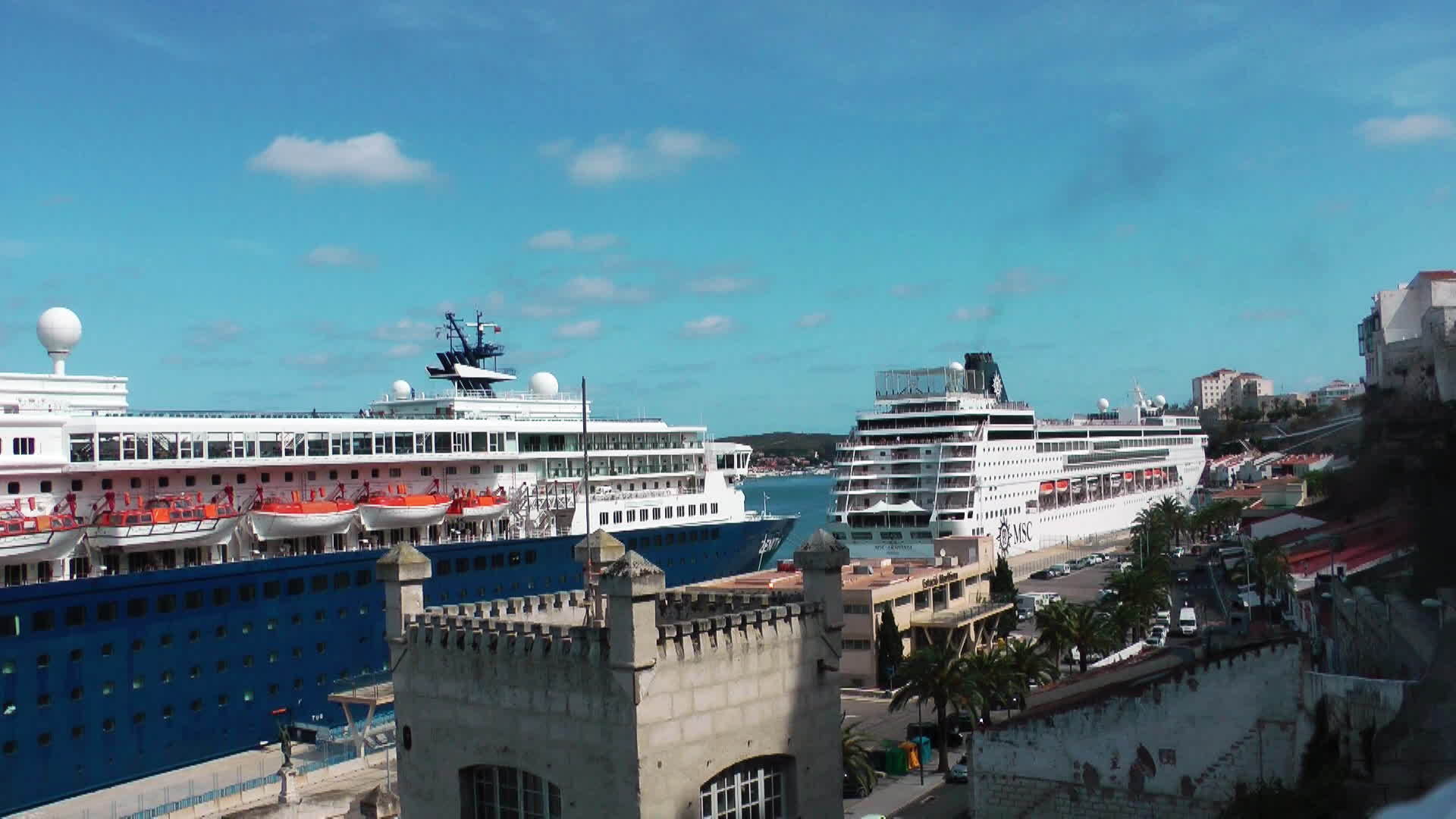 游轮停靠在瓦莱塔港马尔塔视频的预览图