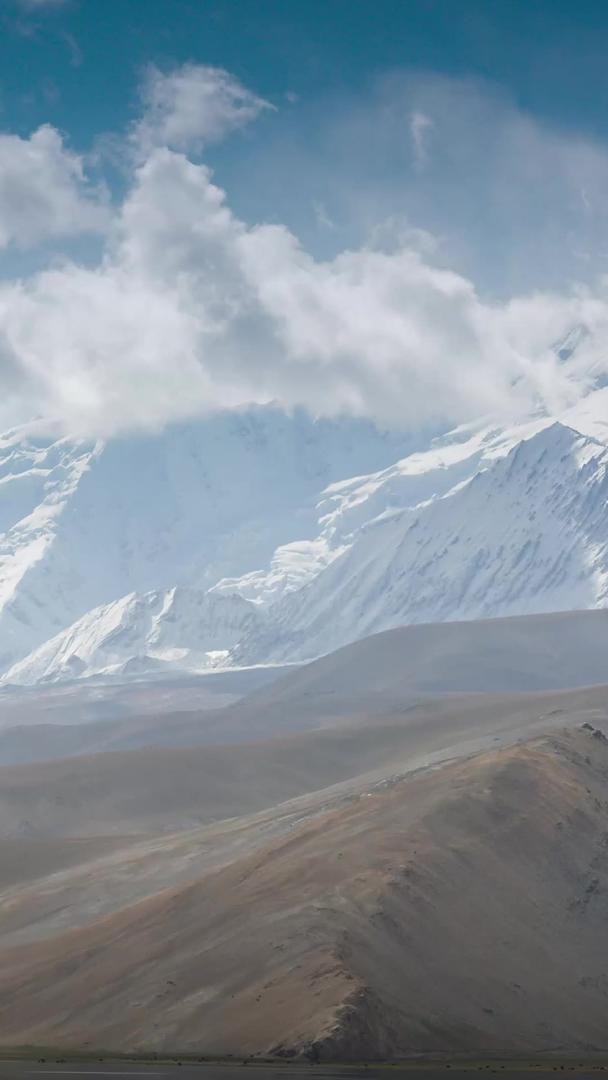 延时新疆慕士塔格峰雪山视频的预览图