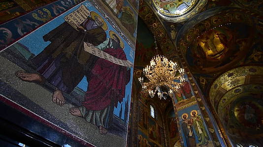 美丽的内部装饰在俄罗斯圣彼得堡的救世主教堂视频的预览图
