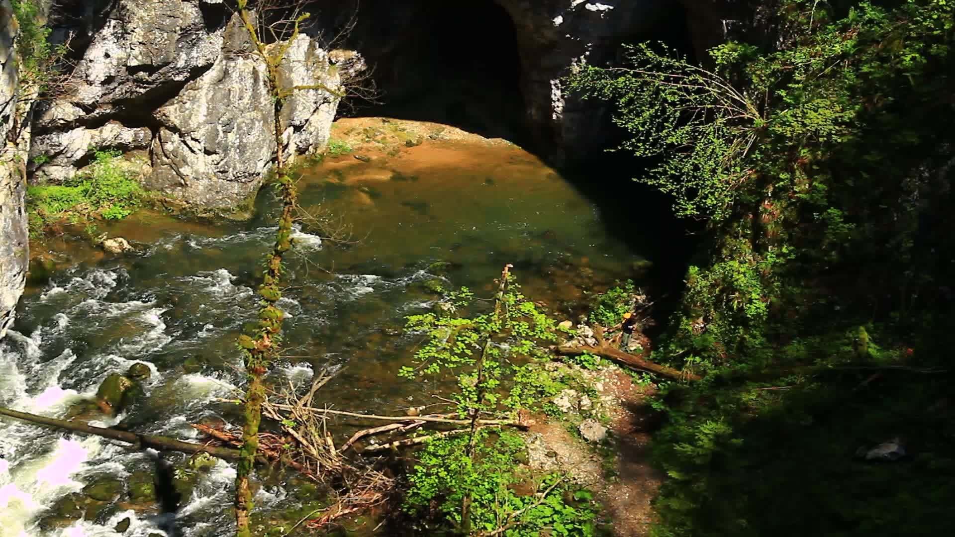 野生河流岩石和危险溪流视频的预览图