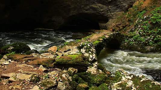 野生河流岩石和危险溪流视频的预览图