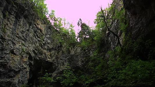 古老的自然洞穴和河流视频的预览图