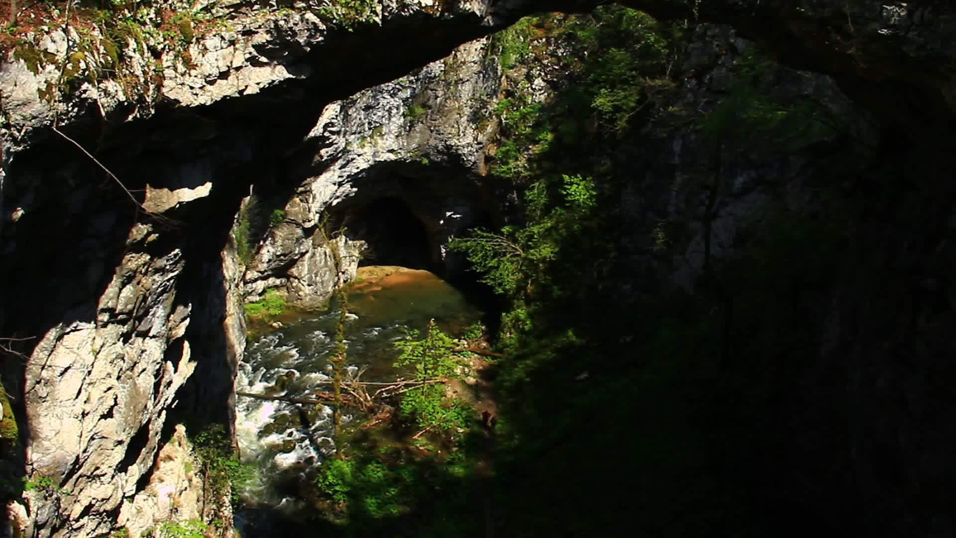 小河流和危险洞穴视频的预览图