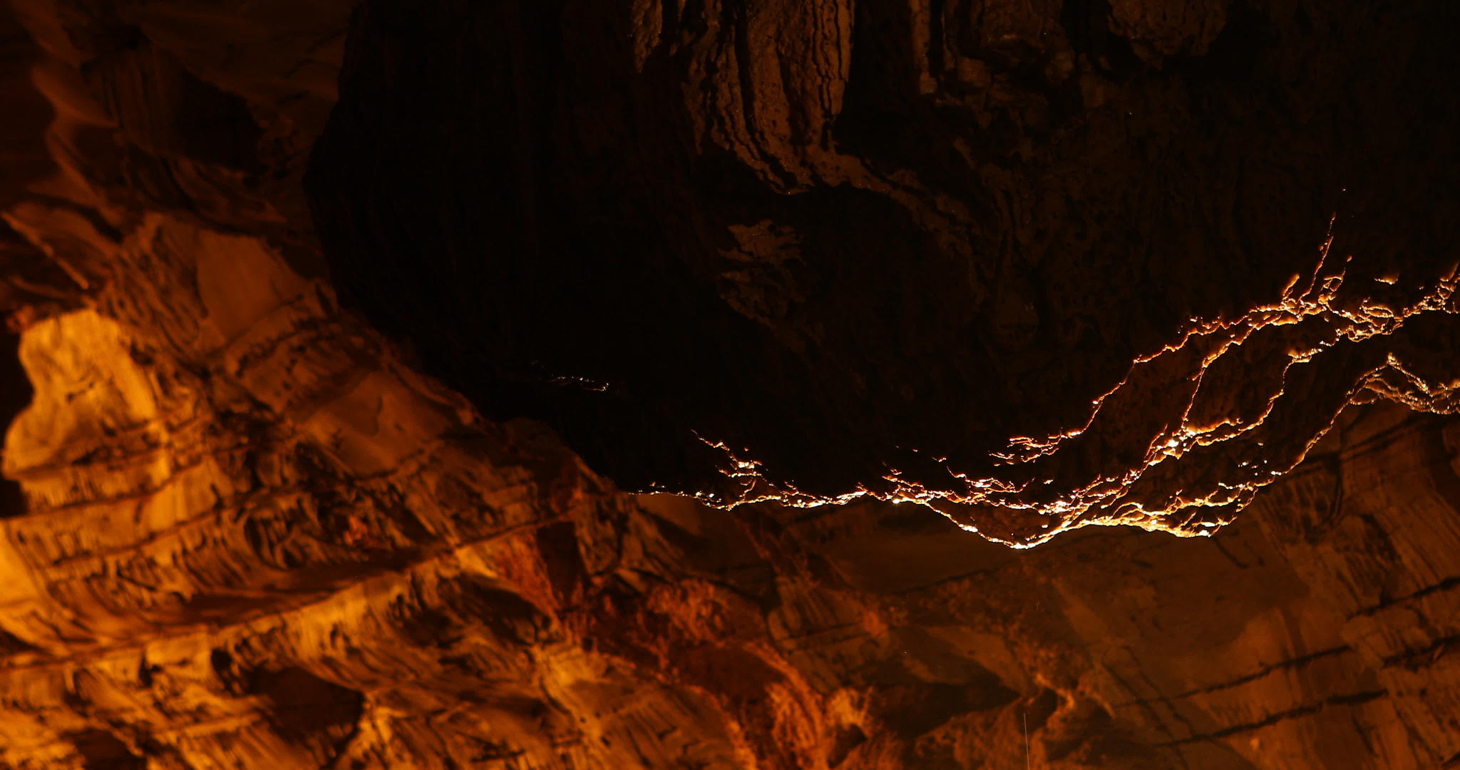 岩石洞穴视频的预览图