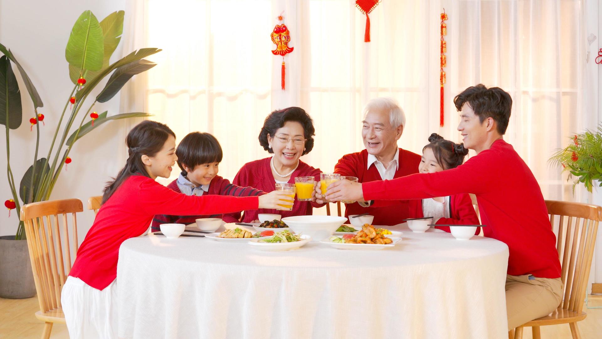 4k新年春节一家人吃年夜饭碰杯庆祝新年视频的预览图