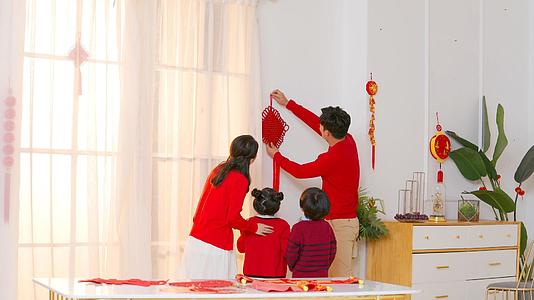 4k新年过节一家人一起挂中国结装饰视频的预览图