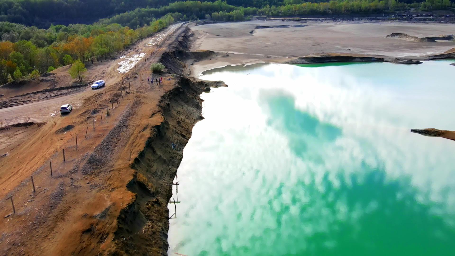 飞越一个绿松石水湖视频的预览图