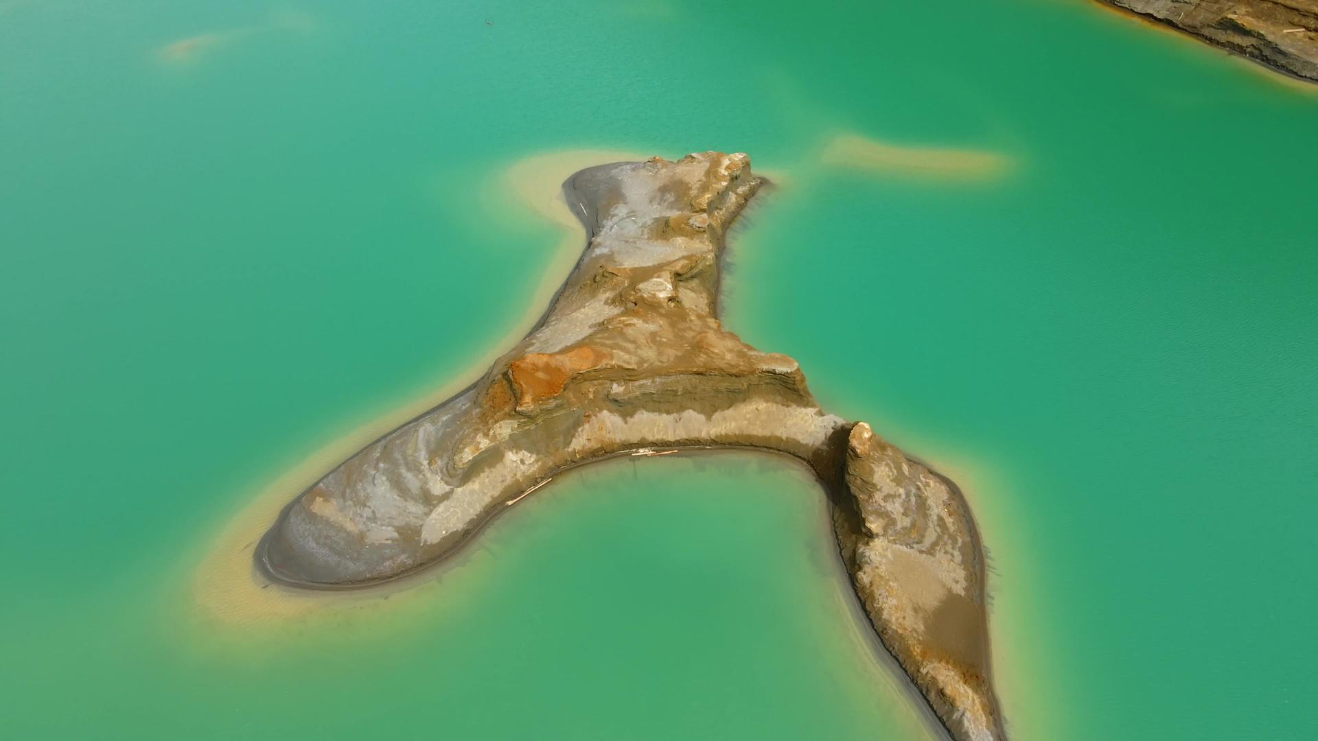 在化学湖中心的一个沙岛上Hrustalnenskiy视频的预览图