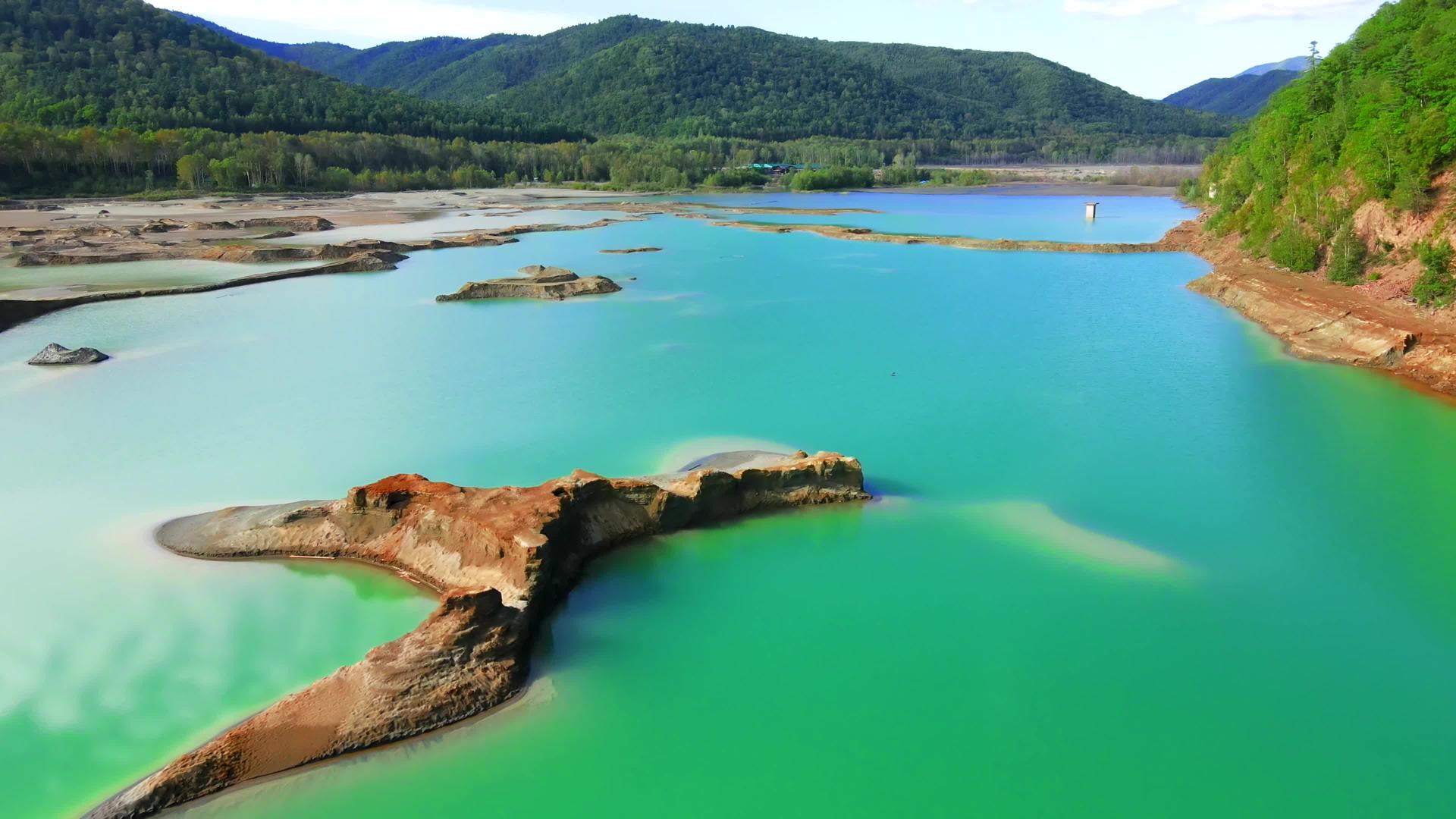 照相机飞过普里莫斯基地区的一个带有绿松石水的化学湖khrustalnenskiy视频的预览图