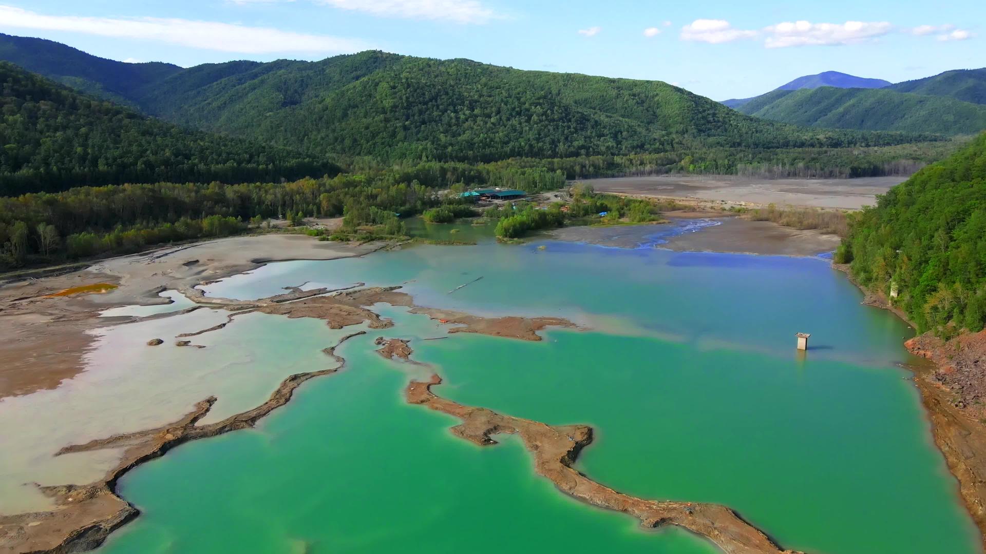 照相机飞过普里莫斯基地区的一个带有绿松石水的化学湖khrustalnenskiy视频的预览图