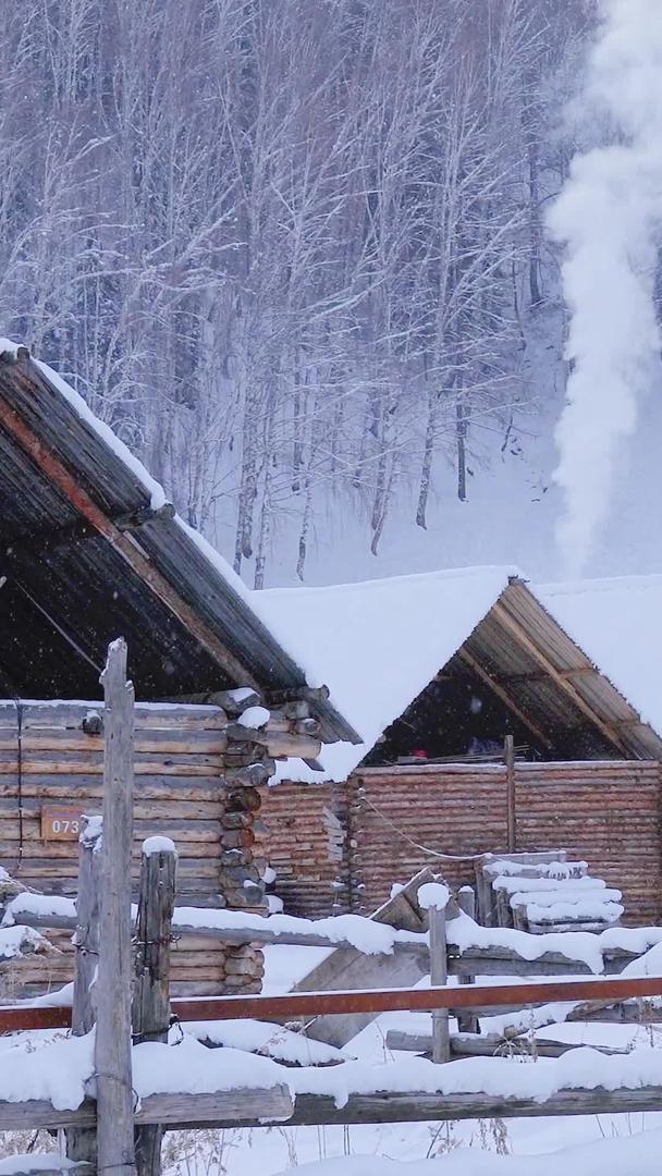 冬季航拍轻烟袅袅的村庄视频的预览图