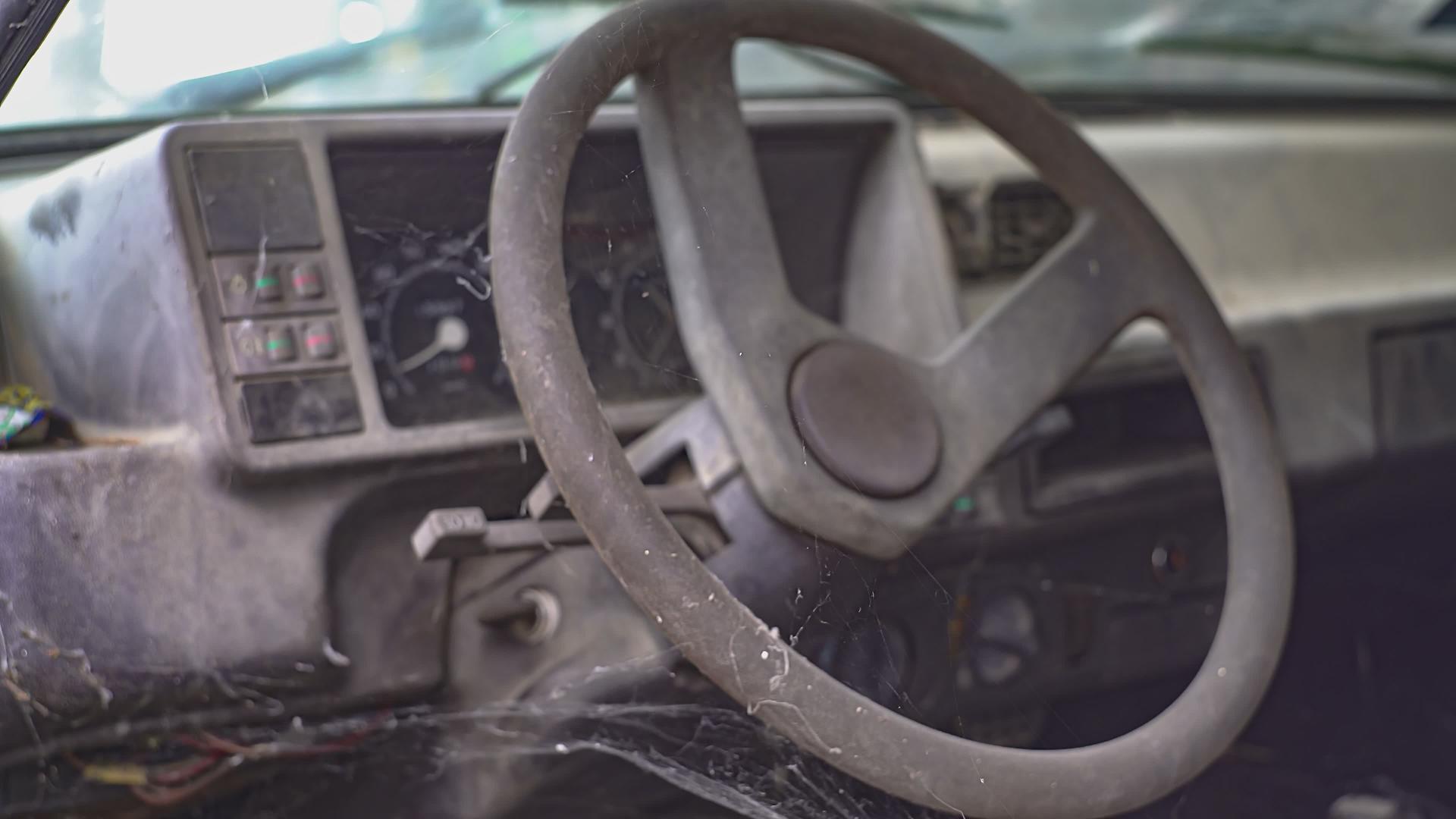 旧废弃汽车仪器视频的预览图