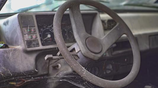 旧废弃汽车仪器视频的预览图