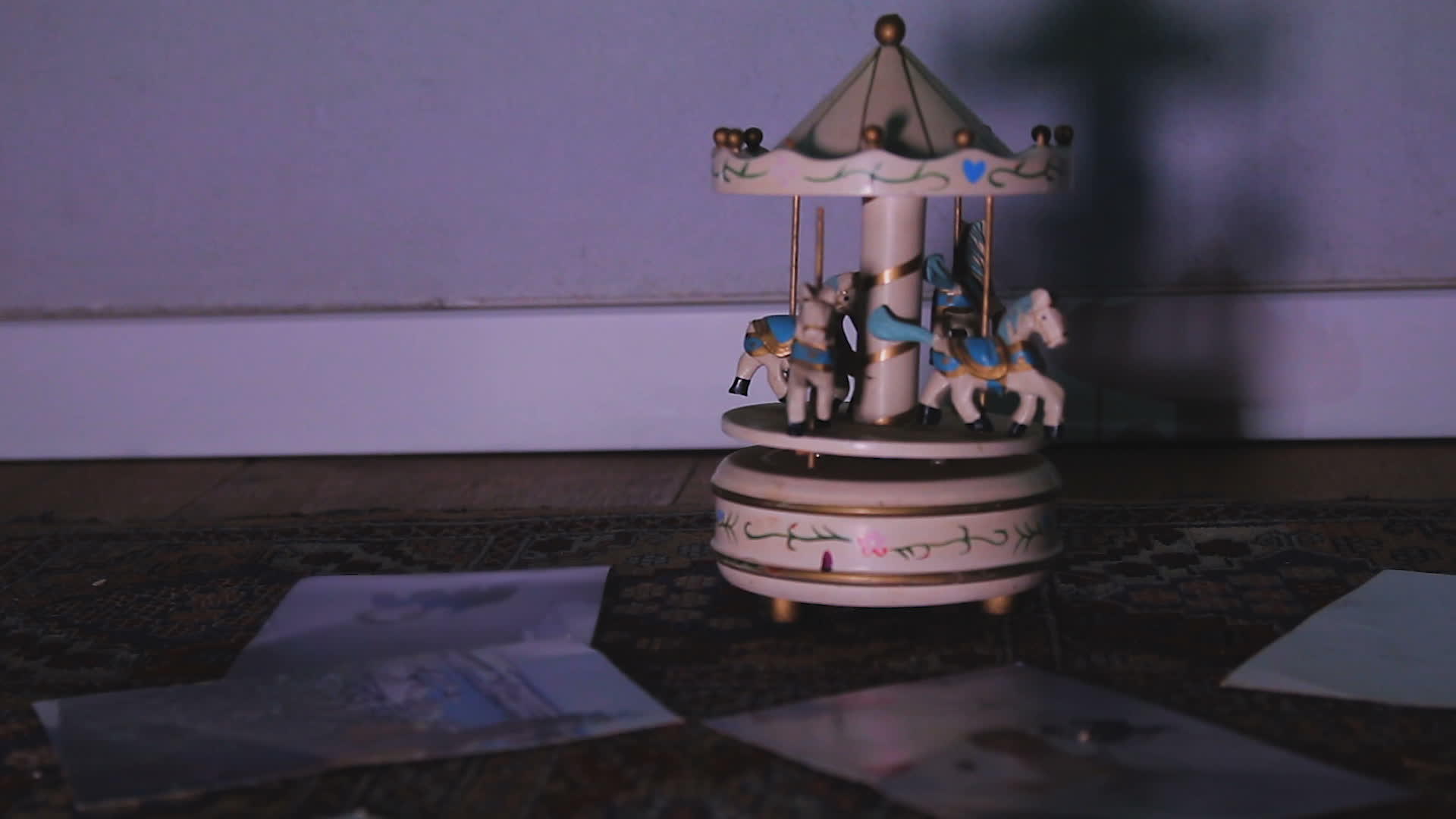 古老的白色儿童木制旋转木马玩具在地板上旋转视频的预览图