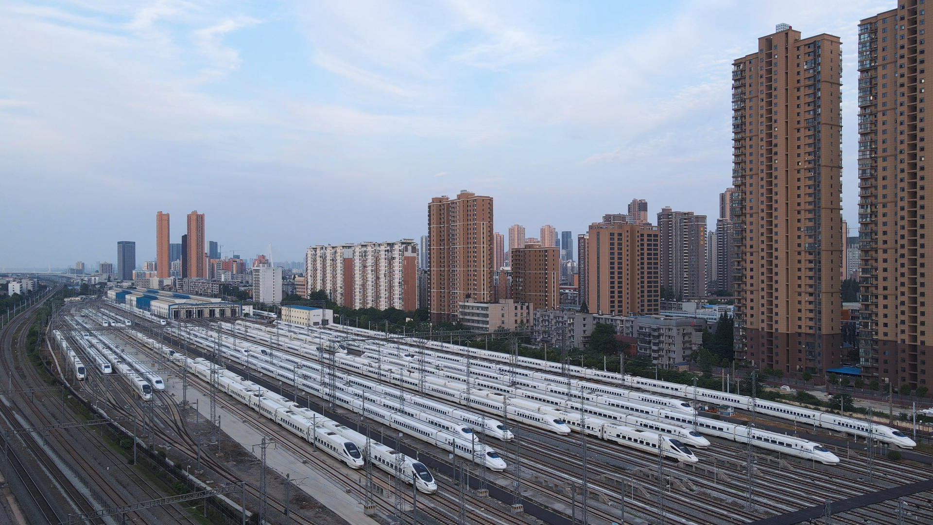 航拍城市武汉高铁车站排列整齐的高铁动车列车组4k素材视频的预览图